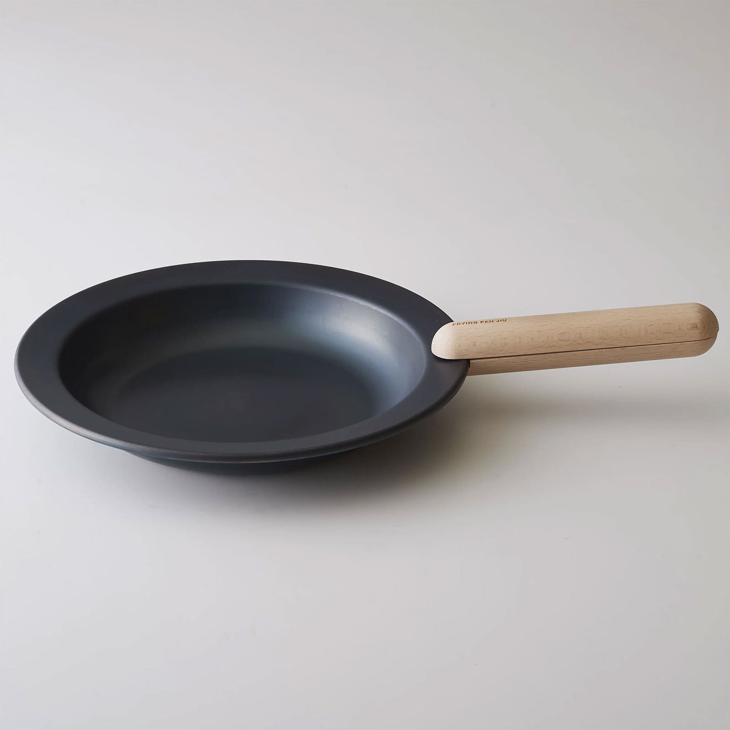 「つくる」と「たべる」を一つにする 黒皮鉄フライパン ジュウ <ハンドルセット>| 日本製 |ガス・ IH・直火・オーブン対応 - OTONA-MONO
