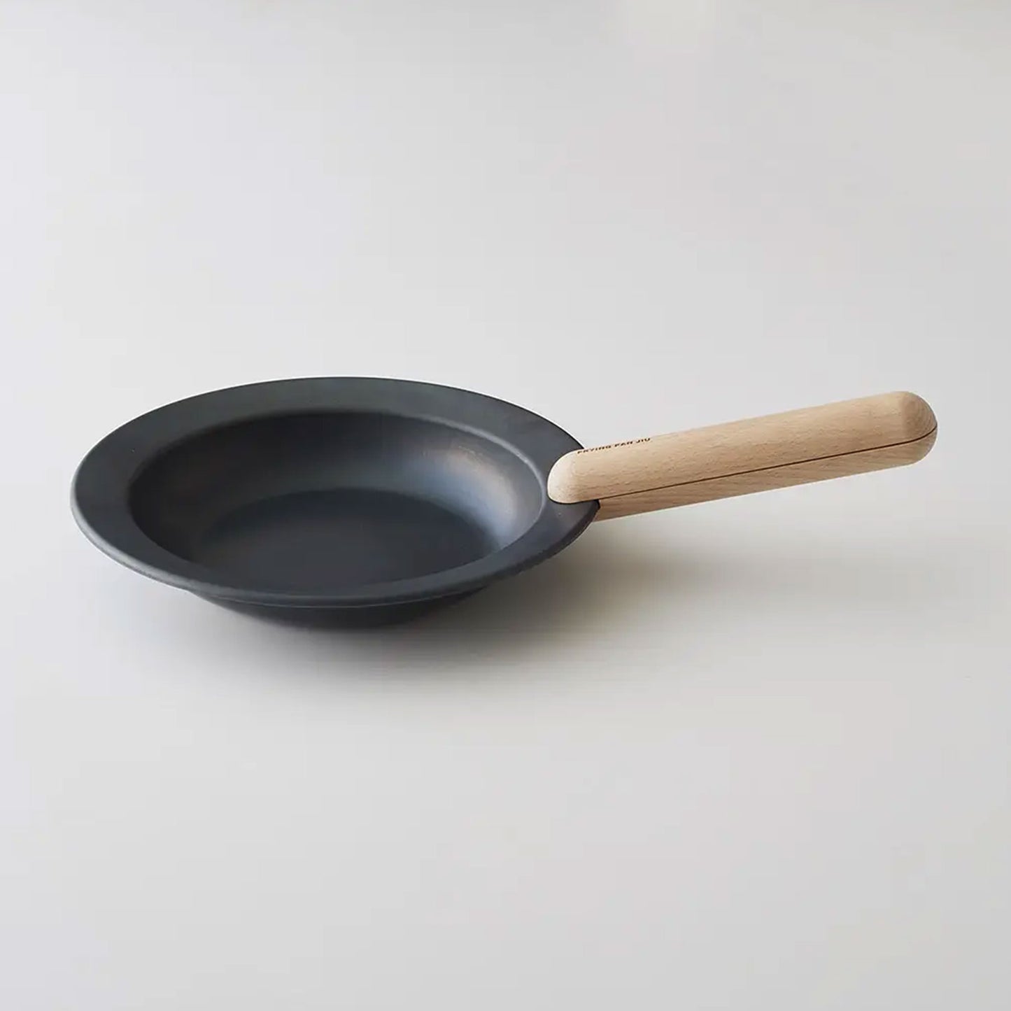 「つくる」と「たべる」を一つにする 黒皮鉄フライパン ジュウ <ハンドルセット>| 日本製 |ガス・ IH・直火・オーブン対応 - OTONA-MONO