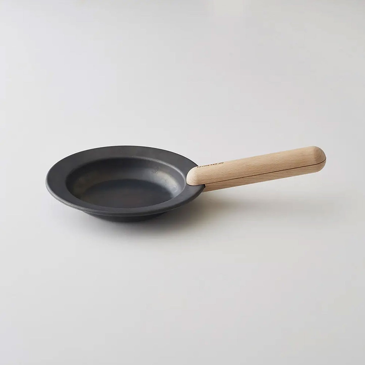 「つくる」と「たべる」を一つにする 黒皮鉄フライパン ジュウ <ハンドルセット>| 日本製 |ガス・ IH・直火・オーブン対応 - OTONA-MONO