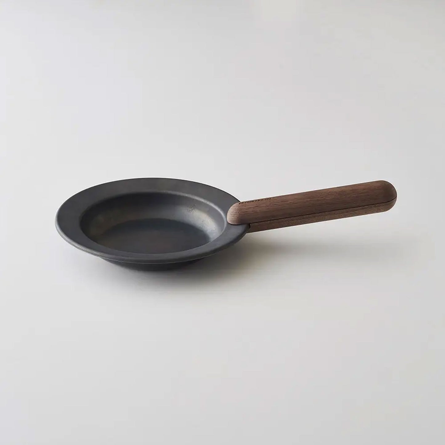「つくる」と「たべる」を一つにする 黒皮鉄フライパン ジュウ <ハンドルセット>| 日本製 |ガス・ IH・直火・オーブン対応 - OTONA-MONO